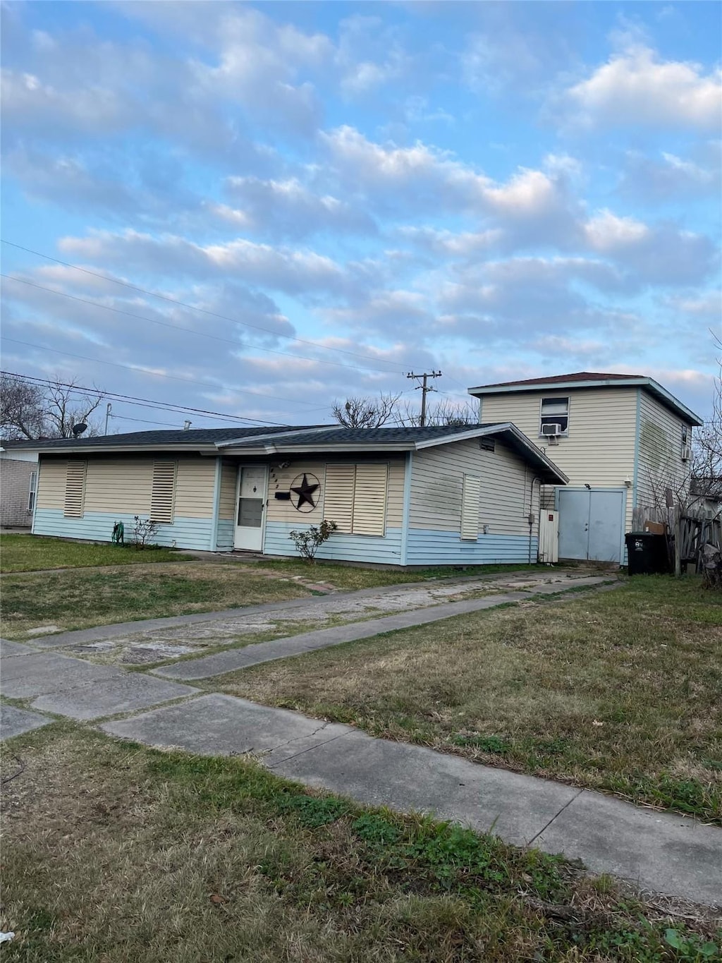 view of front facade featuring a front yard