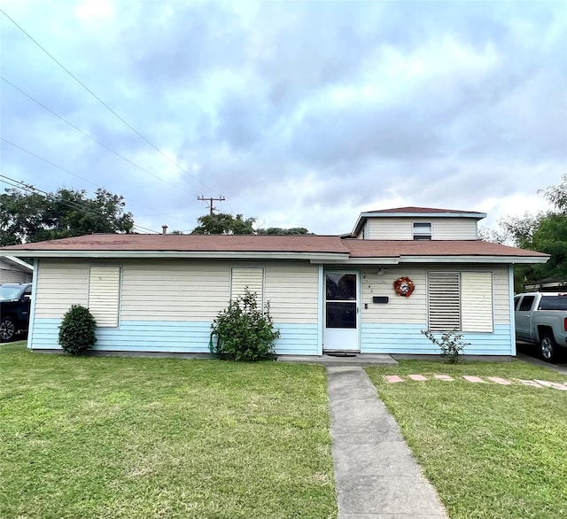 view of front facade with a front yard