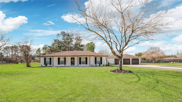 view of front facade featuring a garage and a front yard