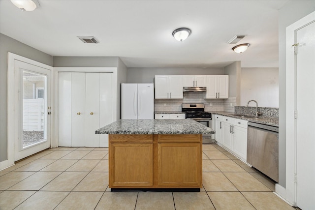 kitchen with stainless steel appliances, visible vents, a sink, and under cabinet range hood