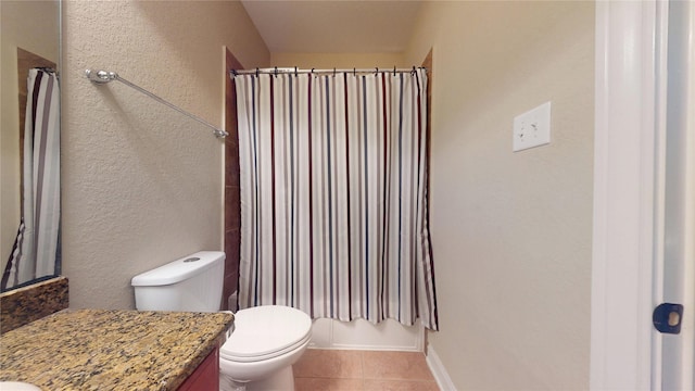 full bathroom featuring toilet, a shower with shower curtain, vanity, baseboards, and tile patterned floors