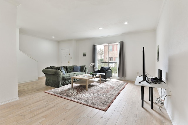 living room featuring crown molding, recessed lighting, light wood-style flooring, and baseboards