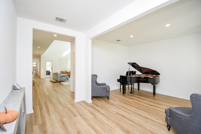 living area featuring light wood finished floors, baseboards, visible vents, and recessed lighting