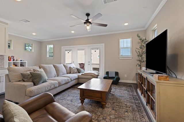 living room featuring ceiling fan, recessed lighting, visible vents, baseboards, and crown molding