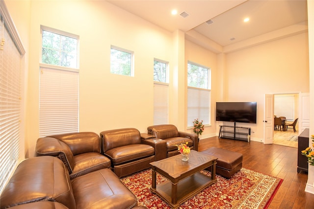 living area with baseboards, visible vents, dark wood-style flooring, and recessed lighting