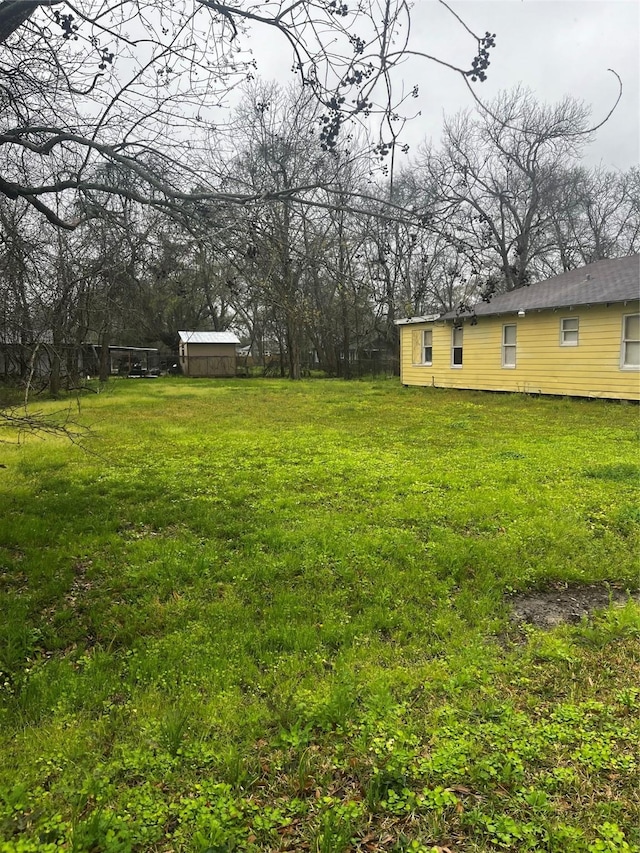 view of yard with an outbuilding