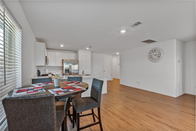 dining area featuring recessed lighting, baseboards, visible vents, and light wood finished floors