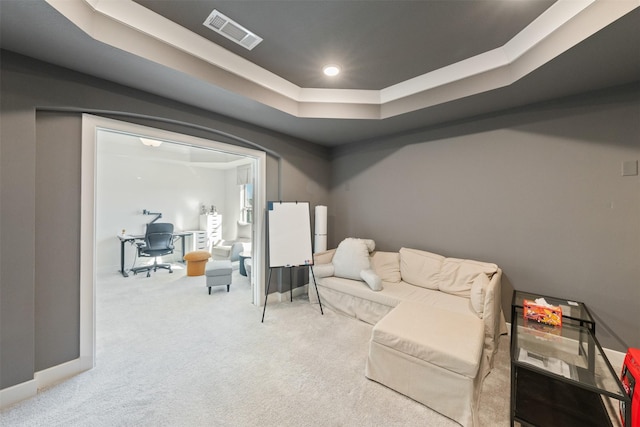 living area with baseboards, visible vents, a tray ceiling, carpet floors, and recessed lighting