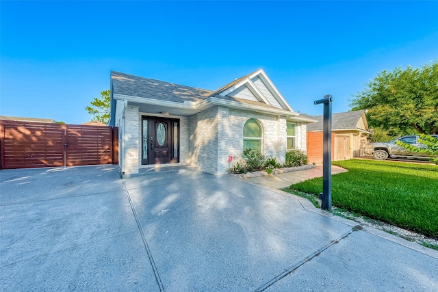 view of front of home featuring a gate and a front lawn