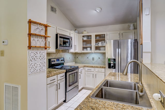 kitchen with backsplash, visible vents, stainless steel appliances, and a sink