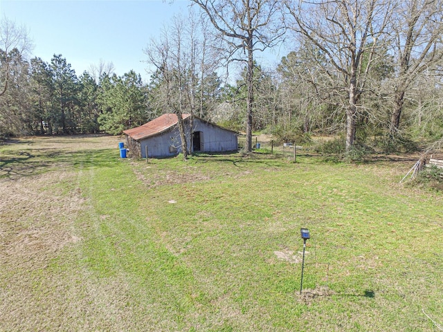 view of yard featuring an outdoor structure and a barn