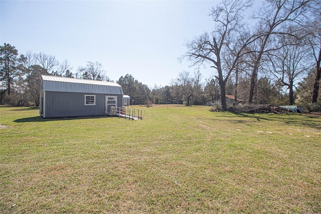 view of yard featuring an outbuilding