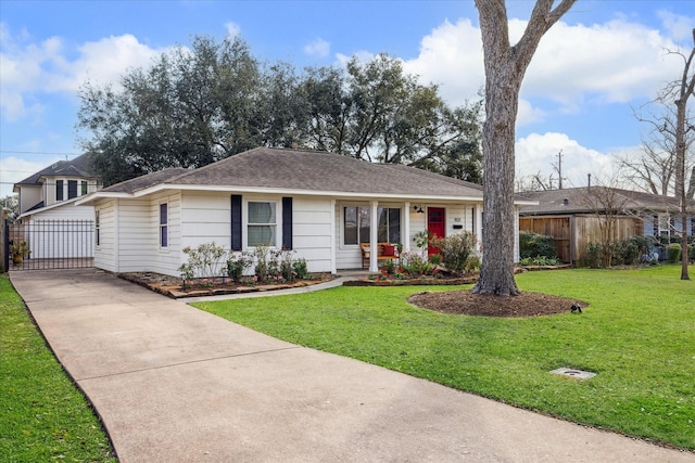 single story home featuring a shingled roof, fence, and a front lawn