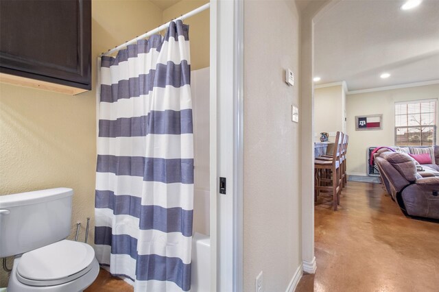 bathroom with toilet, recessed lighting, baseboards, and a shower with shower curtain