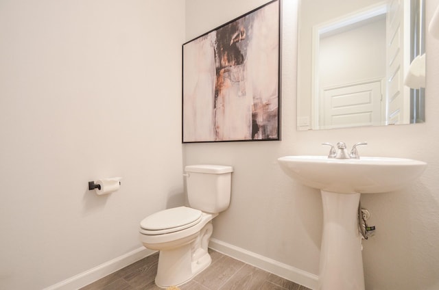 10711 Kingston Spring Dr, Missouri City, TX 77459 - bathroom featuring baseboards, wood finished floors, and toilet