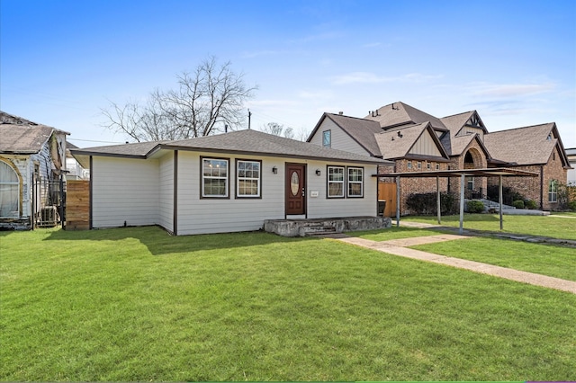 view of front of property featuring a front yard and fence