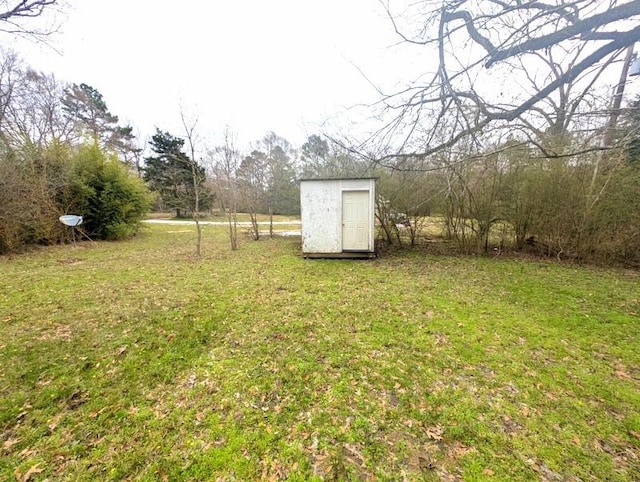 view of yard featuring an outdoor structure and a storage shed