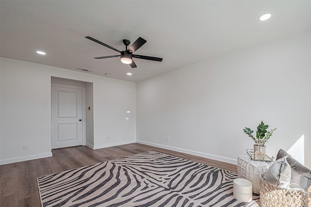 living area featuring baseboards, visible vents, a ceiling fan, wood finished floors, and recessed lighting