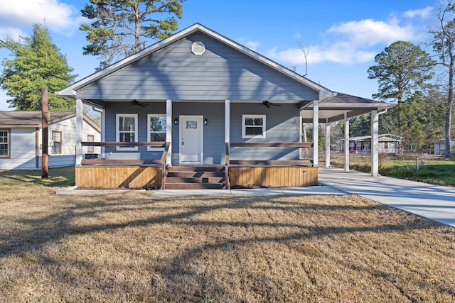 view of front of property featuring ceiling fan, a porch, an attached carport, driveway, and a front yard