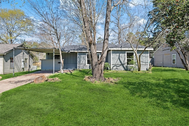 view of front of property featuring an attached carport, driveway, and a front yard