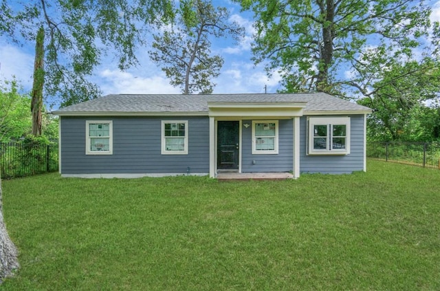 view of front of home featuring fence and a front lawn