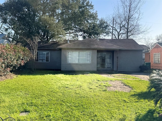 back of house featuring a yard