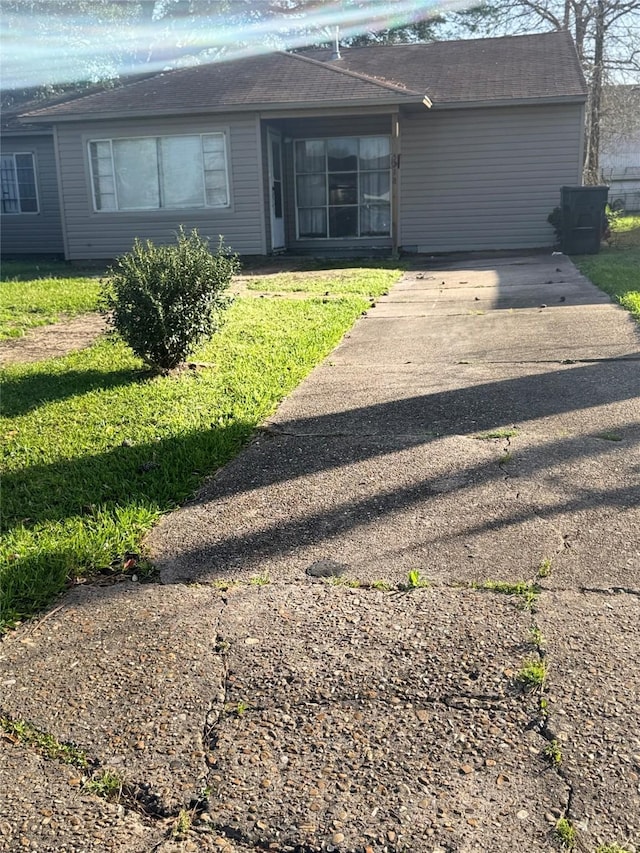 view of front of property with driveway and a front yard