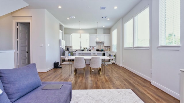 dining area featuring recessed lighting, visible vents, baseboards, and wood finished floors