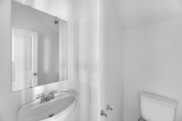 bathroom featuring a sink and toilet