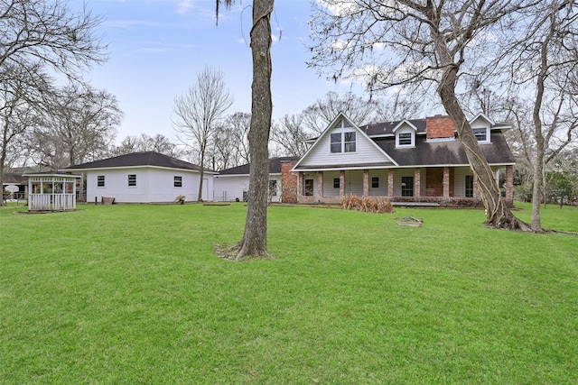 view of front of property featuring a front yard