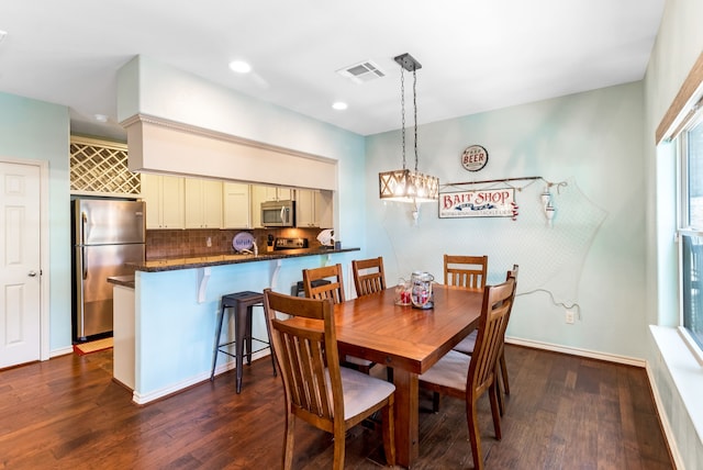 dining area featuring baseboards, dark wood-type flooring, visible vents, and recessed lighting