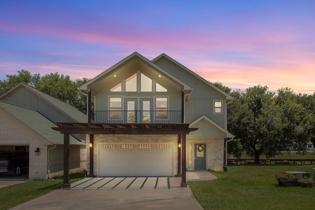 view of front of house featuring a garage, driveway, and a front lawn