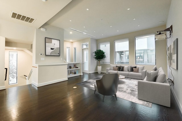 living room featuring dark wood-style floors, recessed lighting, visible vents, and baseboards