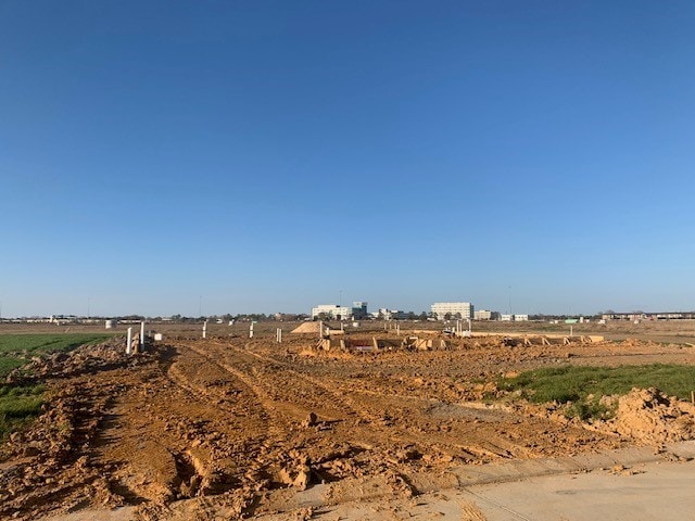 view of yard featuring a rural view