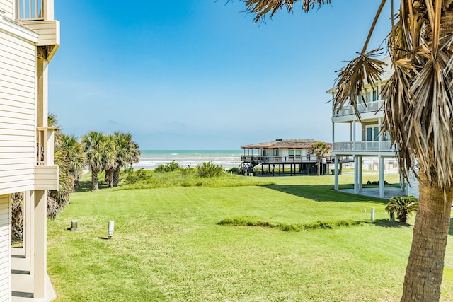 view of yard featuring a water view