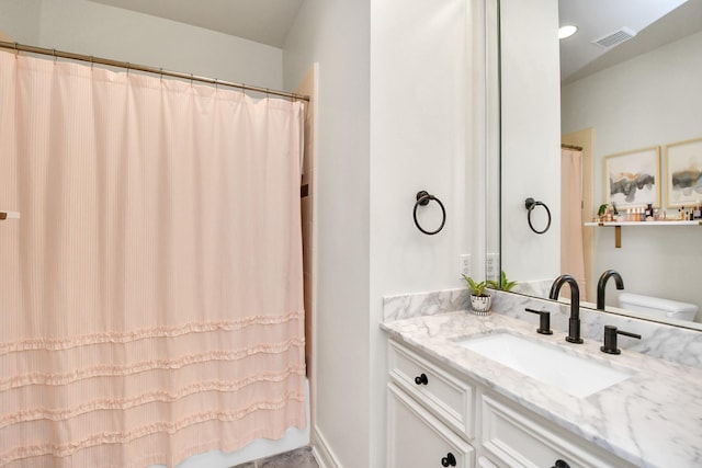 full bath with curtained shower, visible vents, vanity, and baseboards