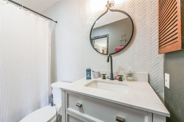 bathroom featuring a shower with shower curtain, vanity, and toilet