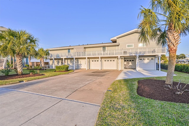 view of front of house featuring a garage, driveway, and a front lawn