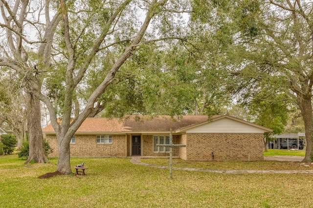 ranch-style house featuring brick siding and a front yard