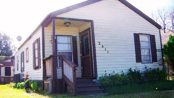 view of front of house featuring central air condition unit