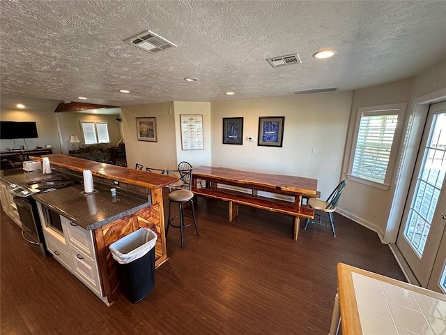 dining space with visible vents, dark wood finished floors, and recessed lighting