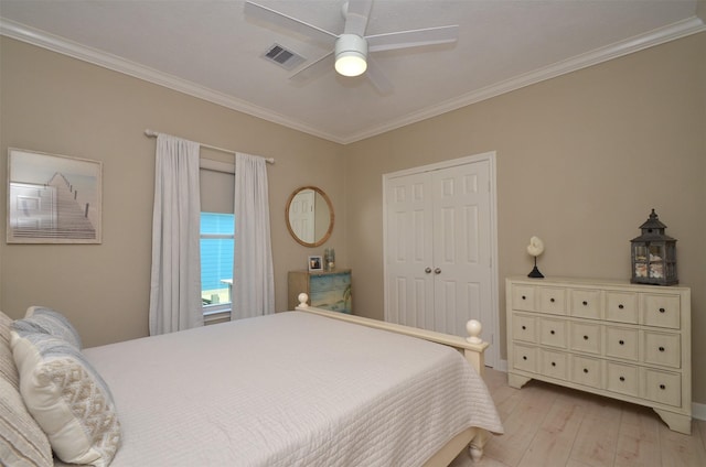 bedroom featuring light wood-style flooring, visible vents, ceiling fan, and crown molding