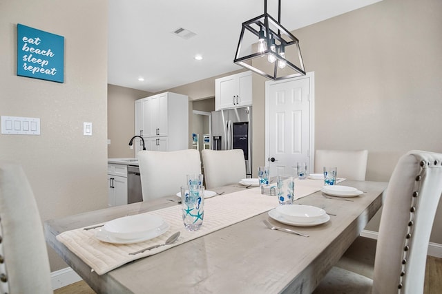 dining room featuring recessed lighting, visible vents, wood finished floors, a chandelier, and baseboards