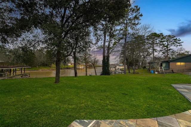 view of yard at dusk