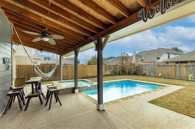 view of pool featuring a ceiling fan, a patio, a fenced backyard, a yard, and a pool with connected hot tub