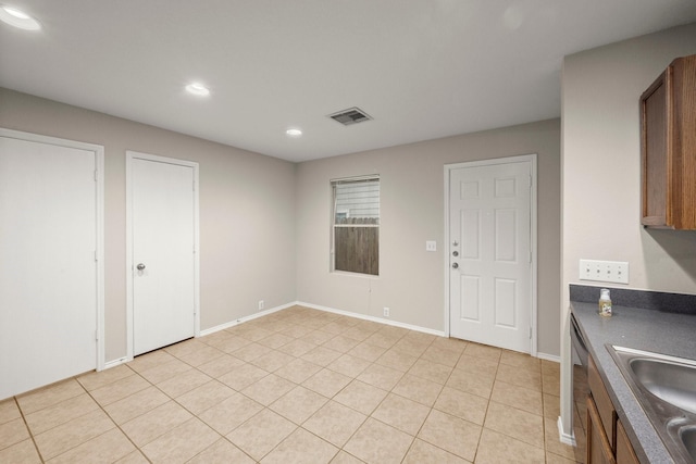 unfurnished dining area featuring recessed lighting, visible vents, a sink, and baseboards