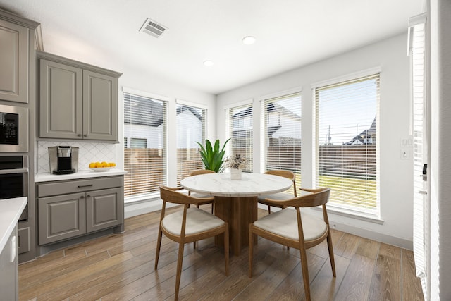 dining space featuring recessed lighting, baseboards, visible vents, and light wood finished floors