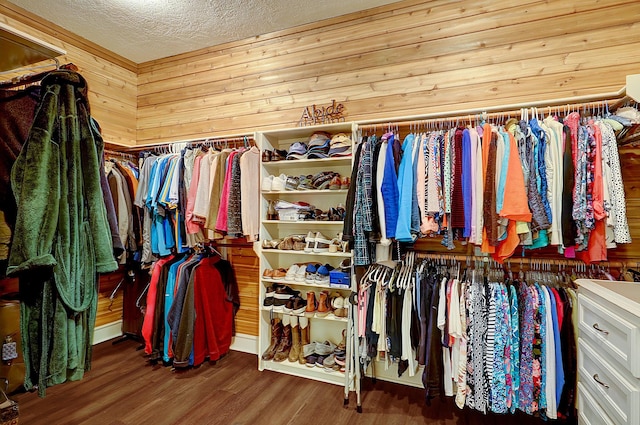 37314 Edgewater Dr, Pinehurst, TX 77362 - walk in closet featuring wood finished floors