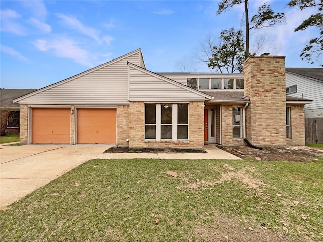 mid-century home featuring a garage, brick siding, driveway, and a front lawn