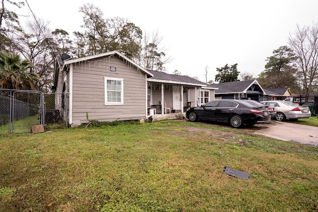 9422 Crestview Dr, Houston, TX 77078 - view of front of property with covered porch, a gate, fence, and a front lawn